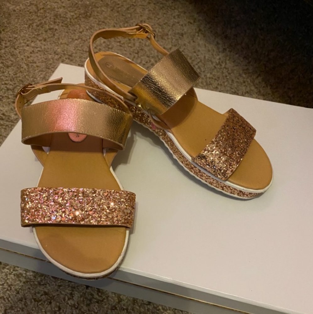 Cute sandals!
